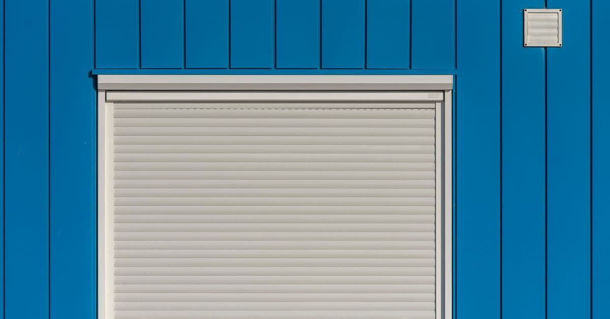 Volet roulant fermé sur la façade d'un bâtiment