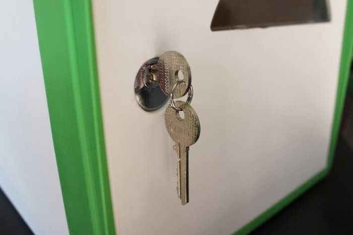 Serrure de boîte aux lettres neuve avec ses clés, après remplacement
