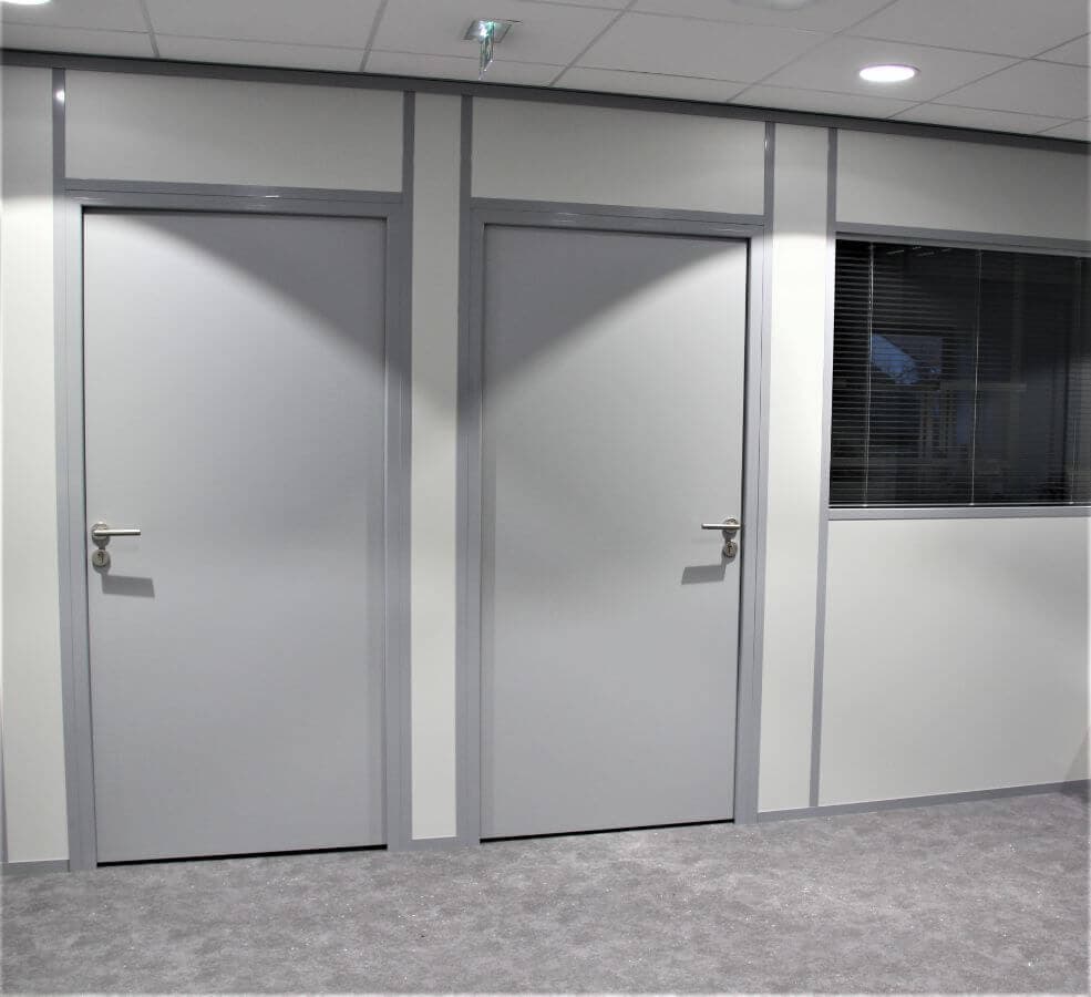 Portes de bureaux professionnels à Nîmes équipées de leurs serrures