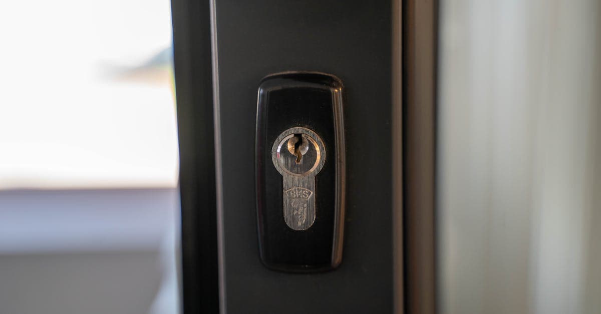Serrure et cylindre de sécurité sur une porte