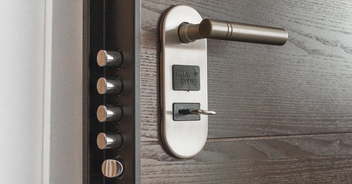 Clé insérée dans la serrure d'une porte, en gros plan