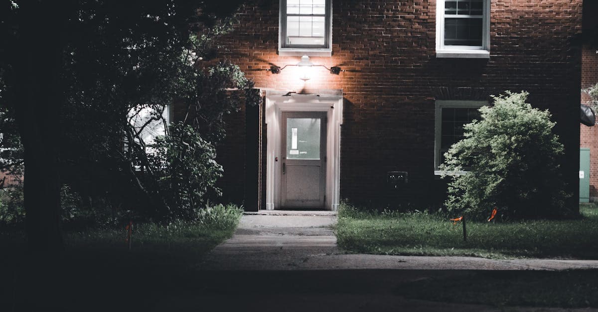 Entrée de maison éclairée à la tombée de la nuit
