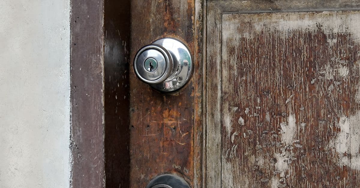 Porte d'entrée en bois équipée de serrures