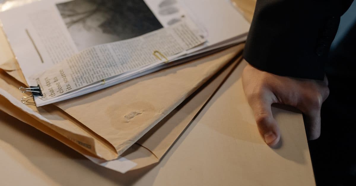 Dossiers et documents administratifs posés sur un bureau
