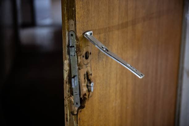 Porte d'entrée forcée lors d'un cambriolage, serrure arrachée et bois éclaté